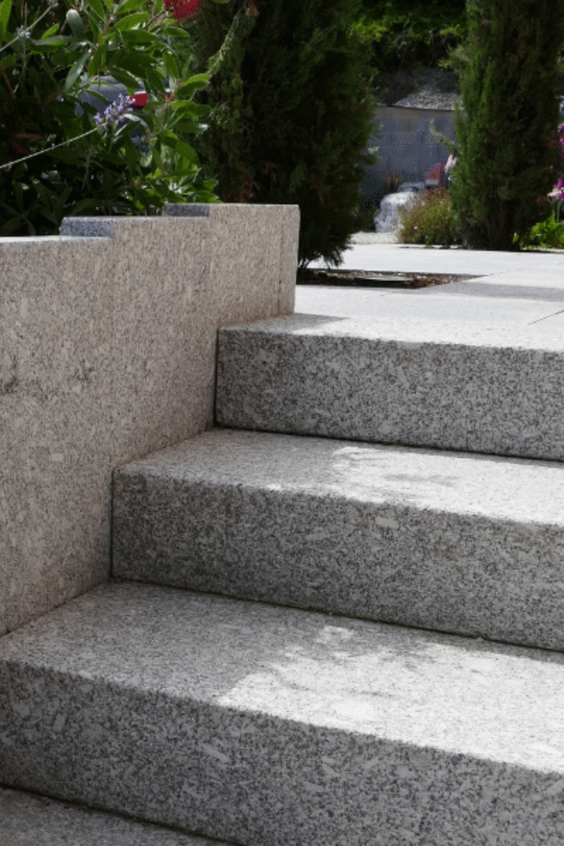 Bloc marche en pierre naturelle