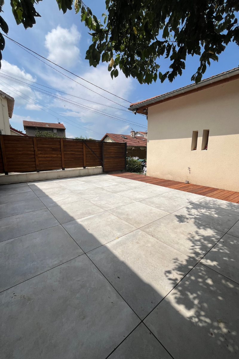 Grès cérame posé sur plots