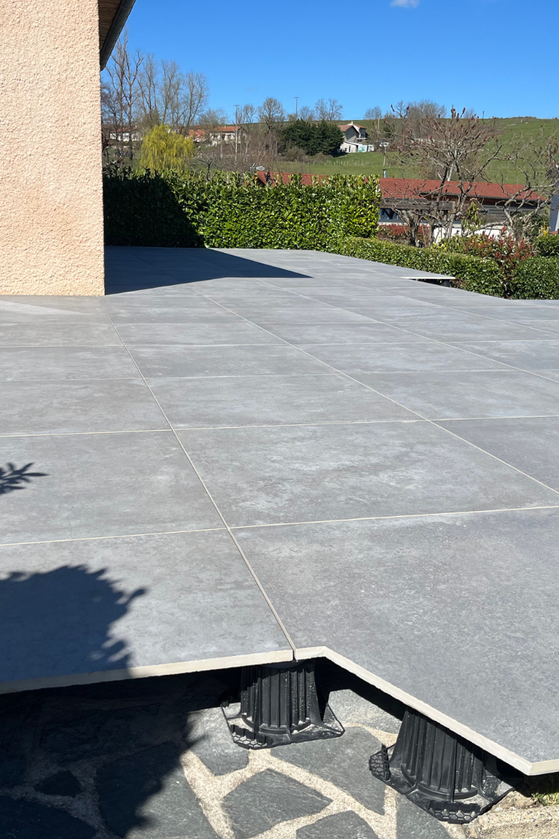 Grès cérame posé sur plots