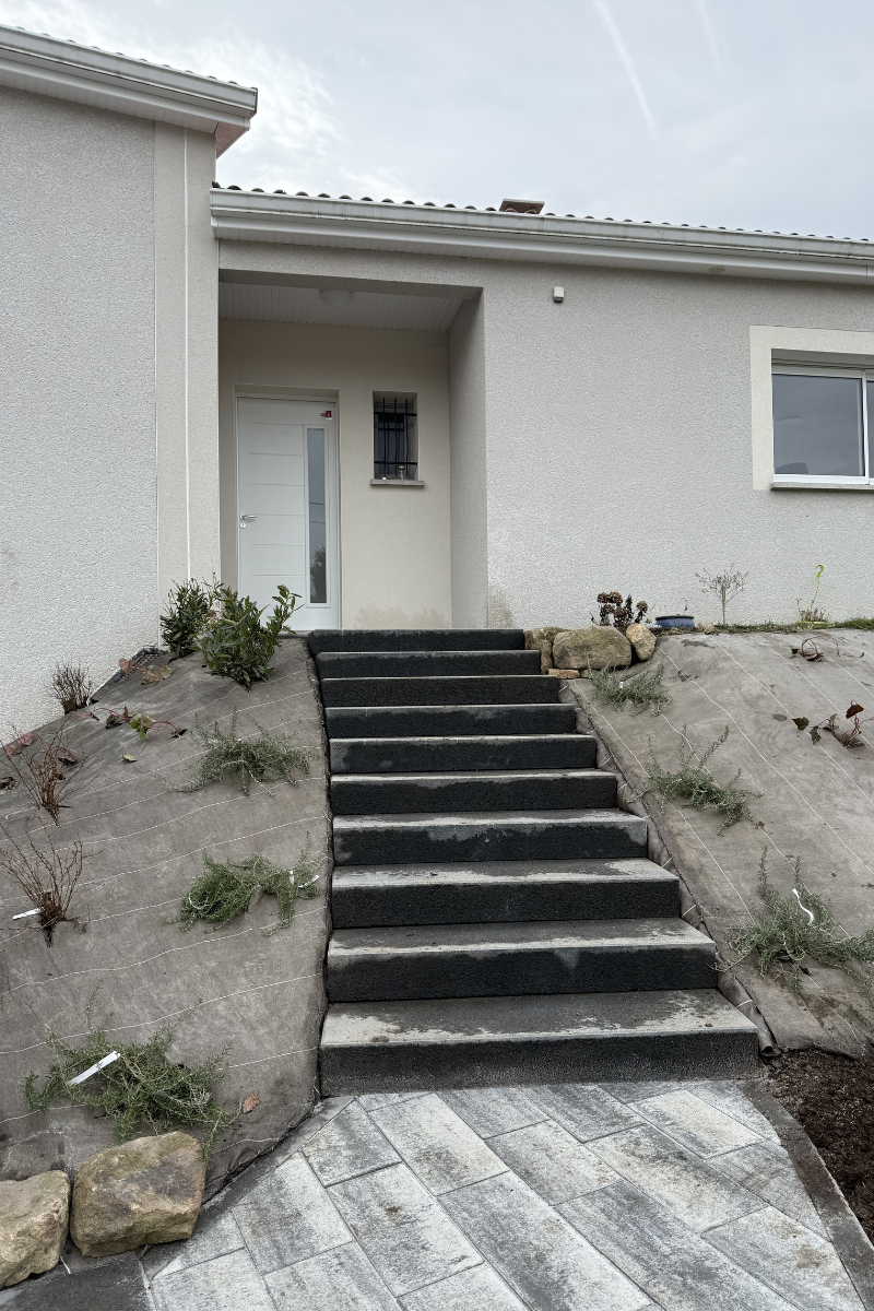 Bloc marche en béton reconstitué